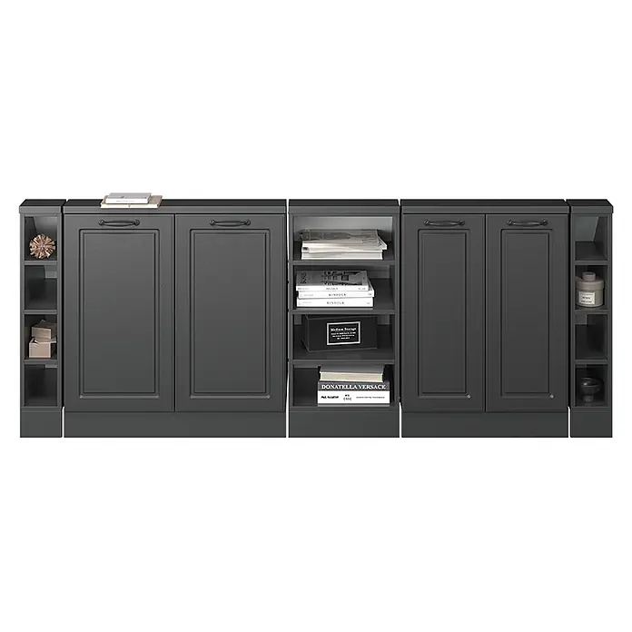 Vicco Schrankküche R-Line Anthrazit Landhaus 5er Set - Anthrazit Landhaus, Dachschrägenzeile 210cm - Dunkelgraues modulares Schranksystem mit geschlossenen Türen und offenen Regaleinheiten, das Bücher und Dekorationen zeigt.