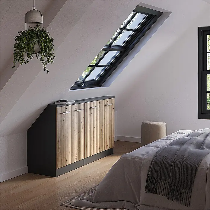 Vicco Schrankküche R-Line Artisan-Eiche 2er Set - Artisan-Eiche, Dachschrägenzeile 140cm - Maßgefertigter Dachschrägenschrank mit hellen Holzlamellentüren und dunklem Rahmen, unter einem Dachfenster platziert.