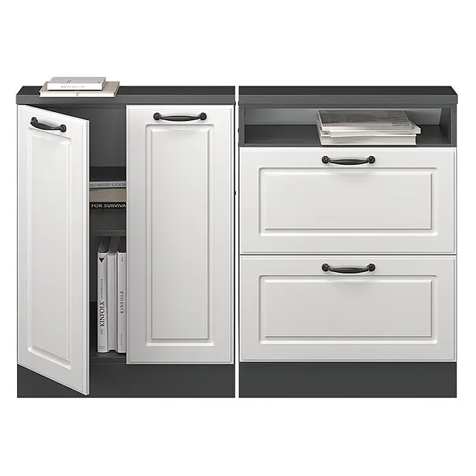 Vicco Schrankküche R-Line Weiß Landhaus 2er Set - Weiß Landhaus, Dachschrägenzeile 120cm - Weißer Schrank und Kommode mit schwarzen Griffen und dunkelgrauen Akzenten, mit Büchern und Papieren. Eine Tür des Schranks ist offen.