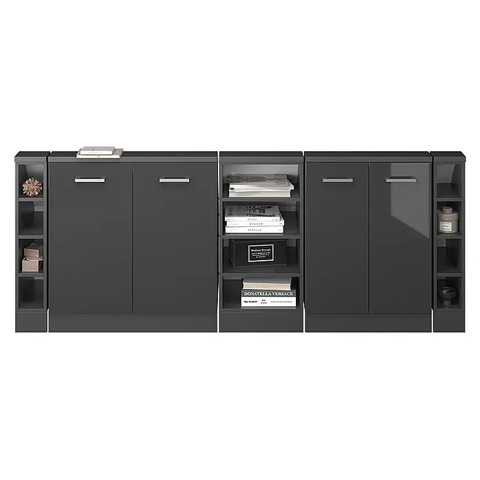 Vicco Schrankküche R-Line Anthrazit Hochglanz 5er Set - Anthrazit Hochglanz, Dachschrägenzeile 210cm - Dunkelgraues modulares Aufbewahrungsmöbel mit Schränken und offenen Regalen, dekoriert mit verschiedenen Gegenständen und Büchern.