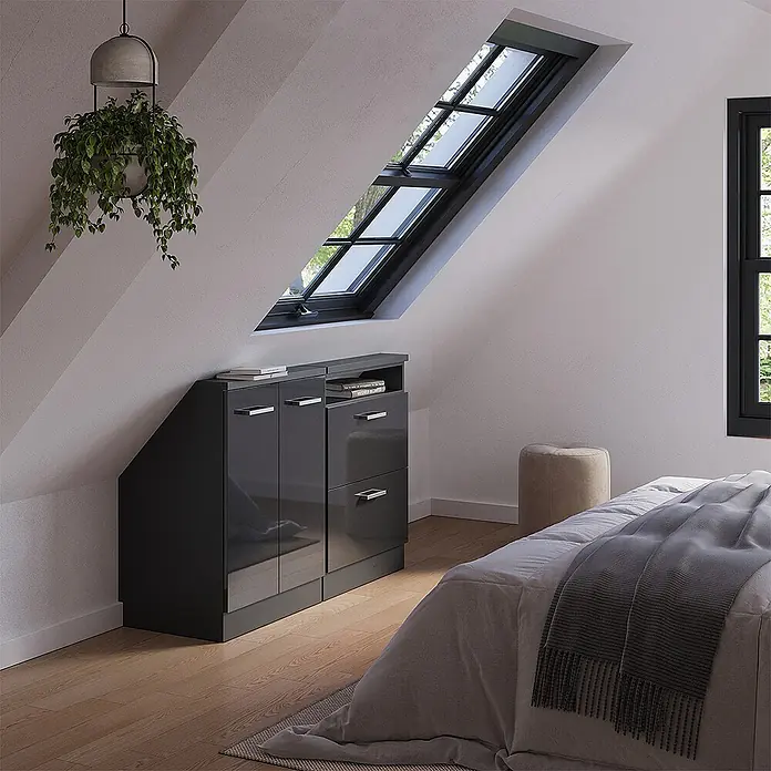 Vicco Küchenleerblock R-Line Anthrazit Hochglanz 2er Set - Breite: 120 cm, Anthrazit Hochglanz - Dunkelgrauer Hochglanz-Schrank mit Türen und Schubladen, maßgeschneidert unter Dachschräge. Eine Schublade offen, Bücher oben.