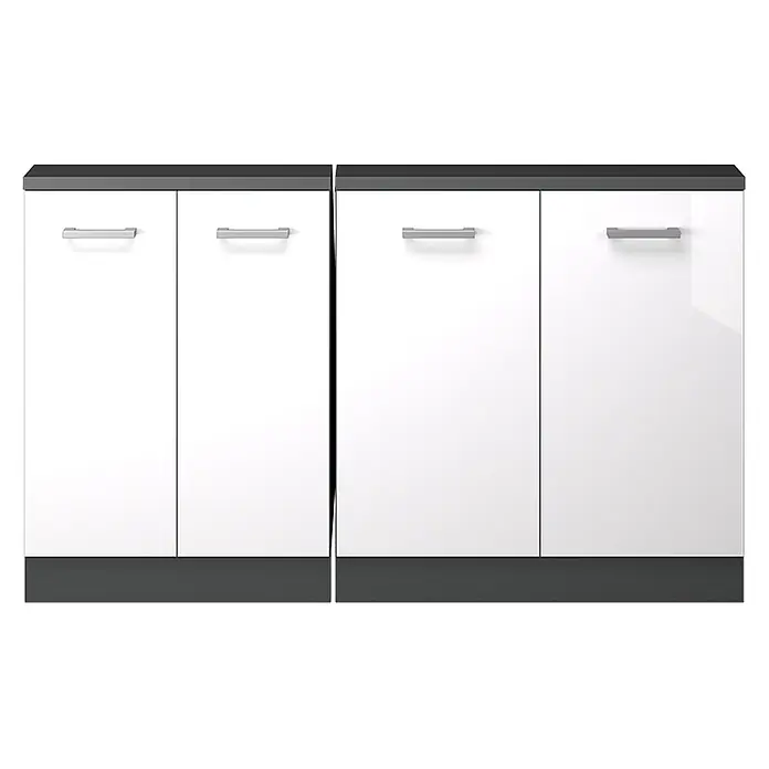 Vicco Schrankküche R-Line Weiß Hochglanz 2er Set - Weiß Hochglanz, Dachschrägenzeile 140cm - Weißer Schrank mit dunkelgrauer Platte und Sockel, mit vier Türen und silbernen Griffen.