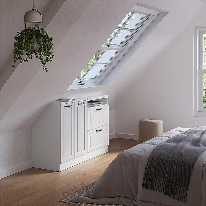 Vicco Schrankküche R-Line Weiß Landhaus 2er Set - Weiß Landhaus, Dachschrägenzeile 120cm - Weißer Dachschrägenschrank mit Türen und Schubladen, unter einem Dachfenster.