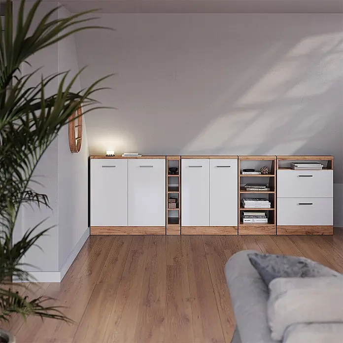 Vicco Schrankküche R-Line Weiß Hochglanz mit 2 Türen - Weiß Hochglanz, Dachschrägenschrank 80cm - Modulares Stauraumsystem in Weiß und Holz mit offenen Fächern und Schubladen, ordentlich entlang einer Wand in einem Raum.