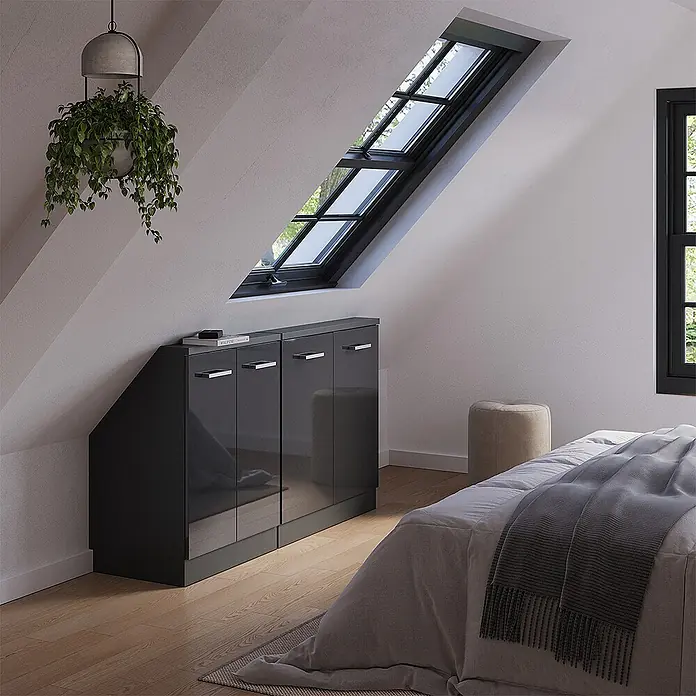 Vicco Küchenleerblock R-Line Anthrazit Hochglanz 2er Set - Breite: 140 cm, Anthrazit Hochglanz - Zwei dunkelgraue Hochglanzschränke mit silbernen Griffen, für Dachschrägen entworfen, unter einem Dachfenster platziert.