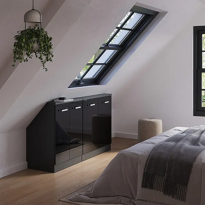Vicco Schrankküche R-Line Schwarz Hochglanz 2er Set - Schwarz Hochglanz, Dachschrägenzeile 140cm - Glänzender schwarzer Schrank mit Chromgriffen, für Dachschrägen, in einem modernen Schlafzimmer.
