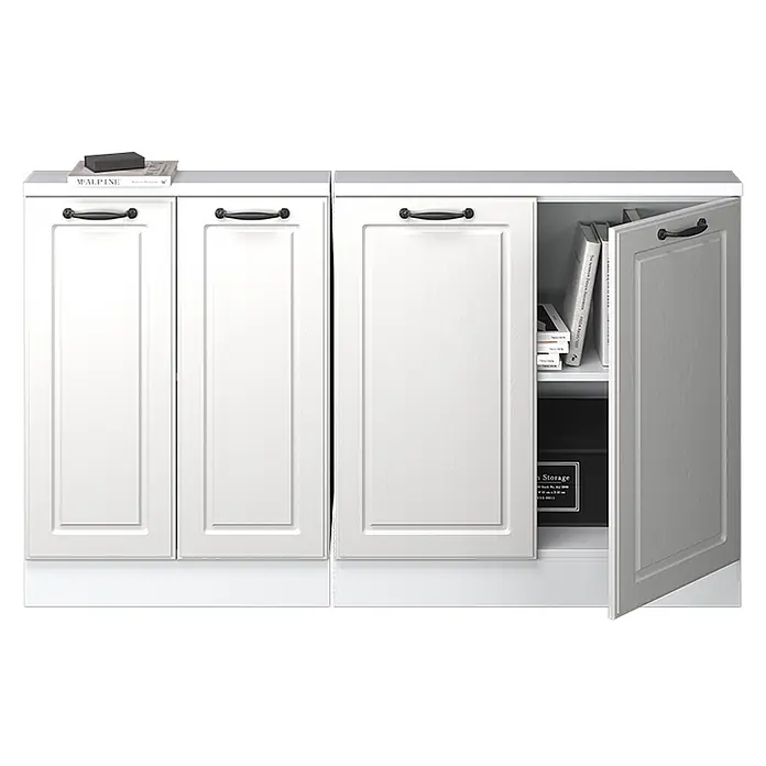 Vicco Schrankküche R-Line Weiß Landhaus 2er Set - Weiß Landhaus, Dachschrägenzeile 140cm - Weiße Schränke mit Kassettentüren und schwarzen Griffen. Eine Tür ist offen und zeigt Bücher und eine schwarze Box.