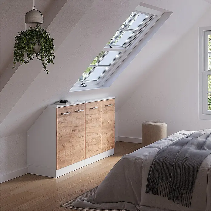 Vicco Schrankküche R-Line Goldkraft Eiche 2er Set - Goldkraft Eiche, Dachschrägenzeile 140cm - Maßgefertigter Dachschrägen-Schrank mit weißem Korpus und holzfarbenen Türen, unter einer schrägen Decke platziert.