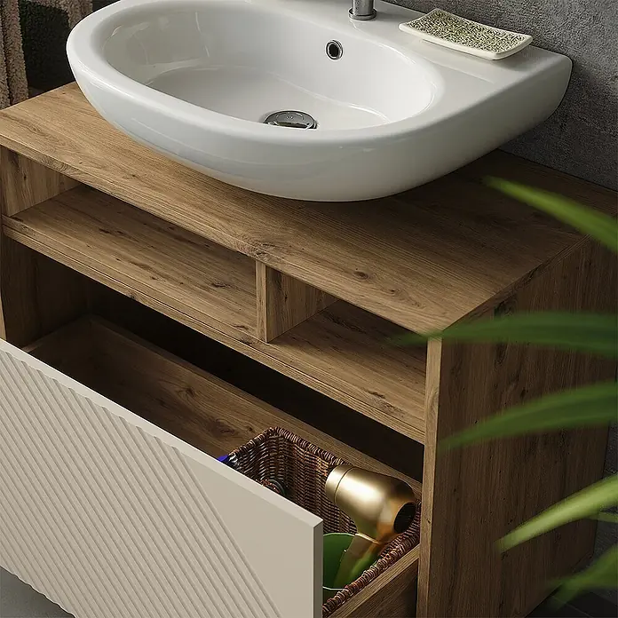 Vicco Badmöbel-Set - Cashmere, Matt - Badezimmermöbel aus Holz mit weißem Waschbecken, offenen Fächern und einer strukturierten Schublade, in der ein Föhn liegt.