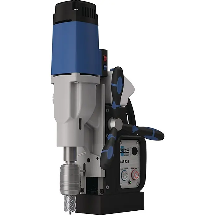 BDS Kernbohrmaschine MAB 525 - 1.600 W - Eine blau-graue BDS MAB 525 Magnetbohrmaschine mit schwarzem Fuß, silbernem Bohrkopf und Bedienfeld. Ergonomische schwarz-blaue Griffe sind vorhanden.
