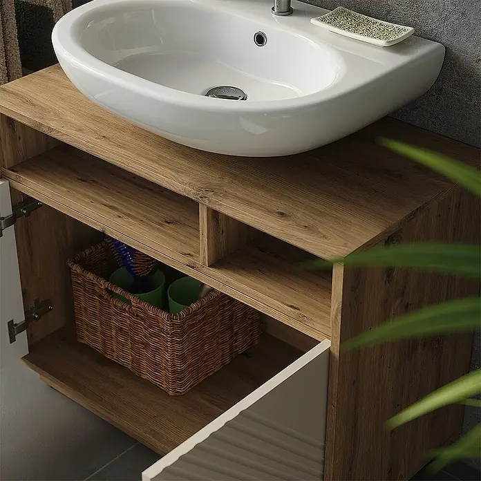 Vicco Badmöbel-Set - Cashmere - Badezimmermöbel aus Holz mit weißem Waschbecken und offenen Regalen, mit einem Weidenkorb für Toilettenartikel.