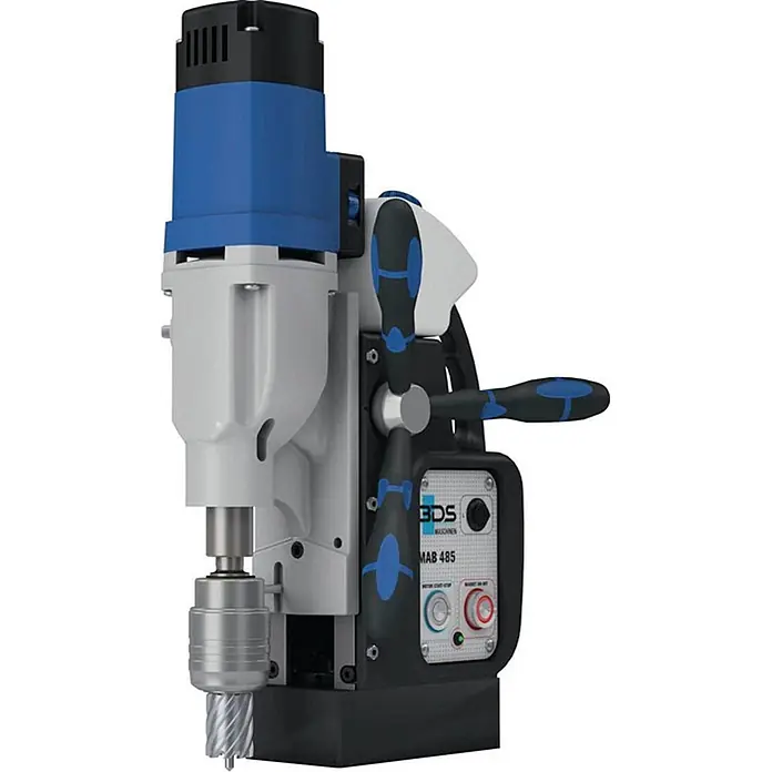 BDS Kernbohrmaschine MAB 485N - 1.150 W - Blaue, schwarze und silberne Magnet-Kernbohrmaschine mit Kernbohrer, Bedienfeld und Vorschubgriffen.