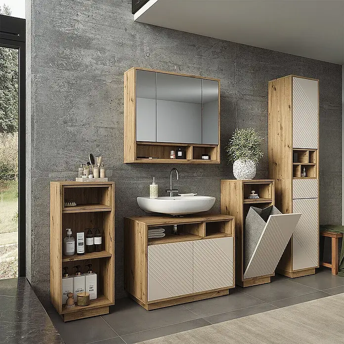 Vicco Badmöbel-Set - Cashmere - Modernes Badmöbelset aus hellem Holz mit cremefarbenen Fronten, inkl. Waschtisch, Spiegelschrank und Stauschränken, in einem Bad mit Betonwand.