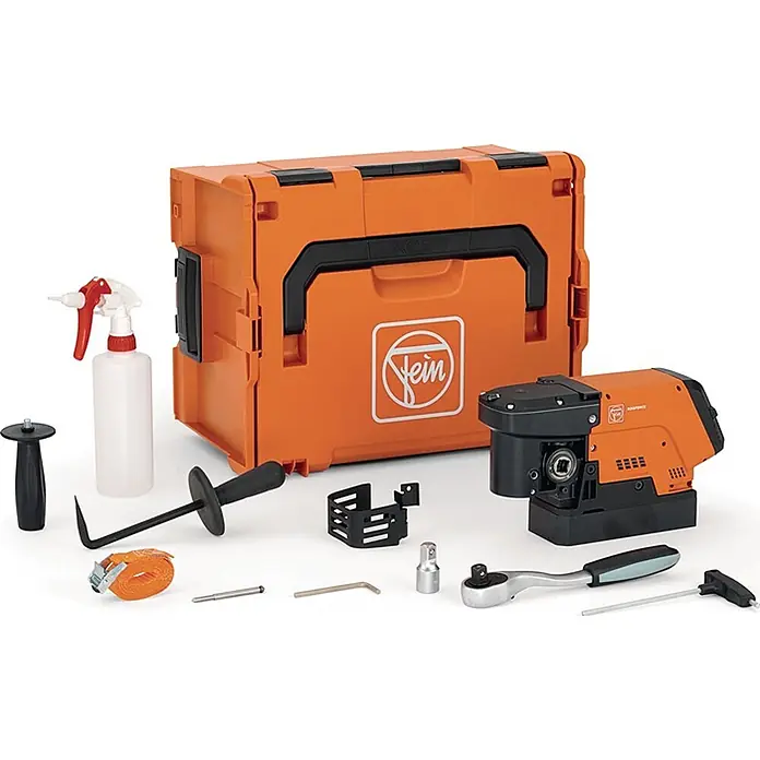 Fein Kernbohrmaschine KBC 36 MAGFORCE - 1.200 W, Max. Bohrdurchmesser in Beton: 16 mm - Oranger tragbarer Werkzeugkasten mit einem Magnet-Kernbohrer und diversem Zubehör wie Griffen, Sprühflasche und Schraubenschlüsseln.