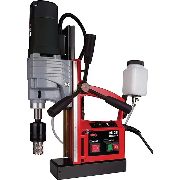 Ruko Kernbohrmaschine RUKO RU25 - 1.200 W, Max. Bohrdurchmesser in Beton: 50 mm - Rote und graue Ruko RU25 Magnetbohrmaschine mit Kühlmitteltank und Bedienelementen für Magnet und Motor.