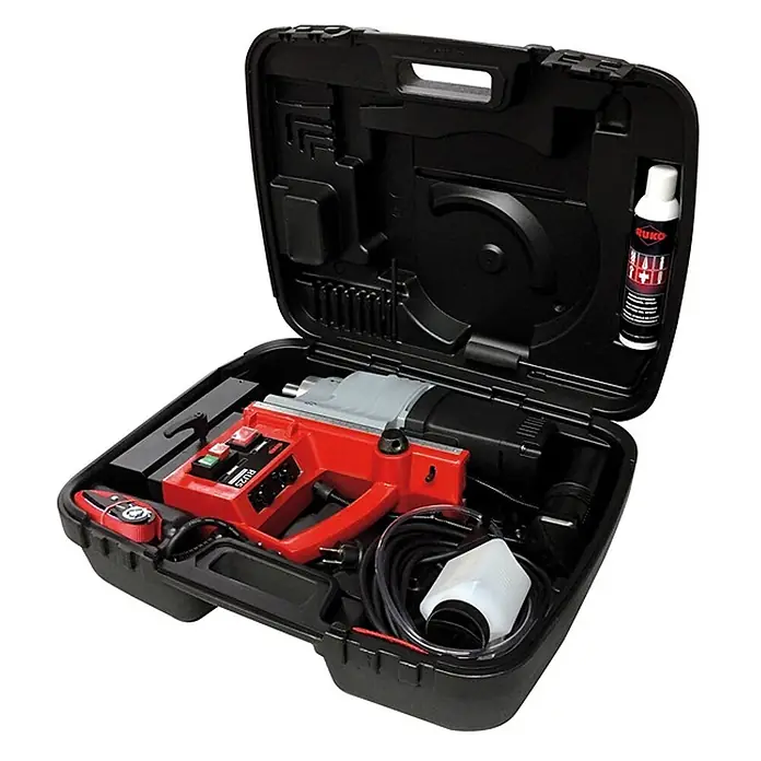Ruko Kernbohrmaschine RUKO RU25 - 1.200 W, Max. Bohrdurchmesser in Beton: 50 mm - Rotes und graues Magnet-Kernbohrgerät in offenem schwarzem Koffer mit Flüssigkeitsbehälter, Schlauch und Sprühdose.