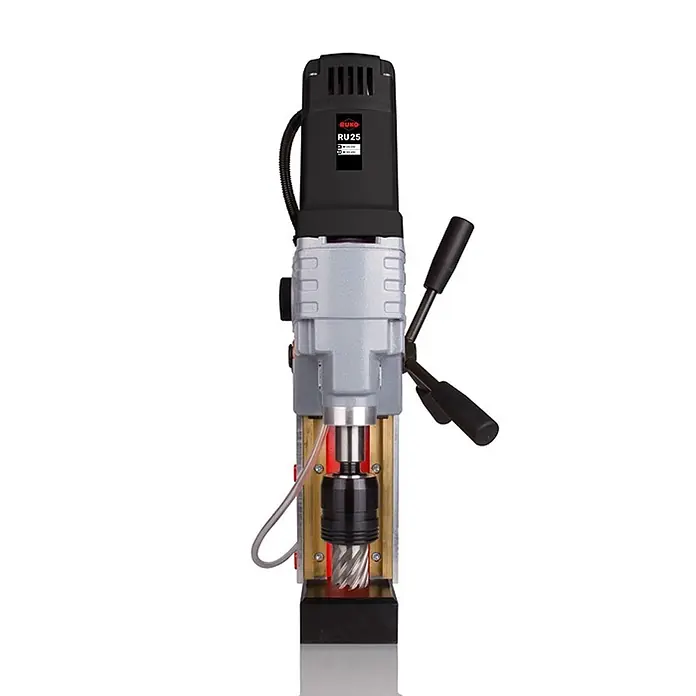 Ruko Kernbohrmaschine RUKO RU25 - 1.200 W, Max. Bohrdurchmesser in Beton: 50 mm - RUKO RU25 Magnetkernbohrmaschine, schwarz und silbergrau, mit einem Kernbohrer.