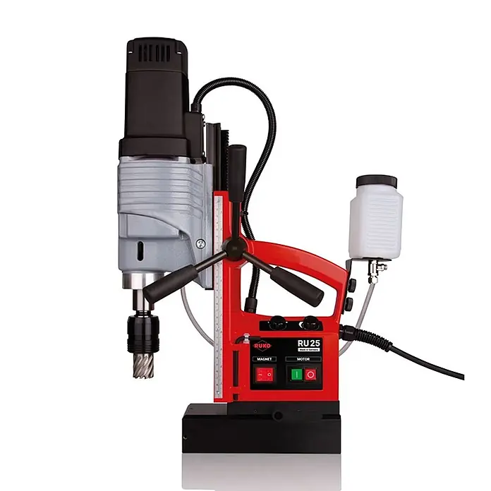 Ruko Kernbohrmaschine RUKO RU25 - 1.200 W, Max. Bohrdurchmesser in Beton: 50 mm - Rote und silberne Magnetbohrmaschine mit schwarzem Fuß, weißem Flüssigkeitsbehälter und Kernbohrer.