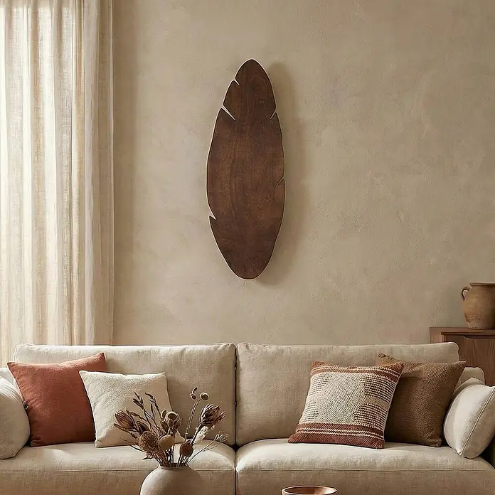 Envostar Wandleuchte Lehti - L x B x H: 5 x 24 x 69 cm, Holz dunkel, Holz dunkel, G9 - Große, dunkelbraune, blattförmige Wanddekoration aus Holz über einem hellen Sofa in gemütlicher Wohnzimmer-Atmosphäre.