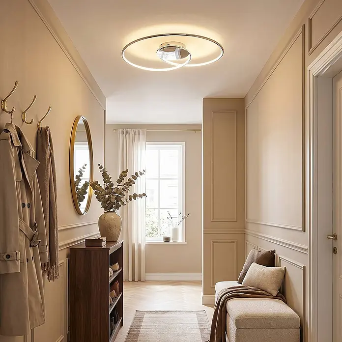 Lindby Deckenleuchte Joline - chrom / silber - Moderne LED-Deckenleuchte mit Ringdesign, die einen Flur beleuchtet.