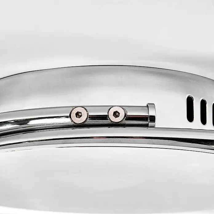Lindby Deckenleuchte Joline - chrom / silber - Glänzendes Chrommetallteil, gewölbte Oberfläche, mit horizontaler Stange, befestigt mit zwei Inbusschrauben und drei vertikalen Lüftungsschlitzen.