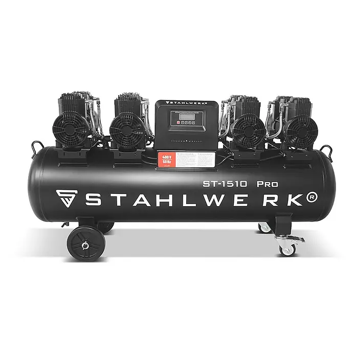 STAHLWERK Kompressor ST-1510 Pro - Max. Druck: 10 bar, 150 l - Schwarzer STAHLWERK ST-1510 PRO horizontaler Luftkompressor mit vier Pumpenköpfen, Bedienfeld und Rollen.
