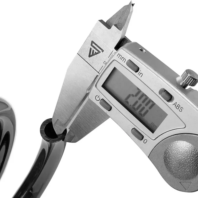 STAHLWERK Kompressor ST-2810 Pro Vollausstattung - Max. Druck: 10 bar - Digitaler Messschieber misst den Innendurchmesser eines schwarzen Schlauchs, Anzeige: 2.000 mm.