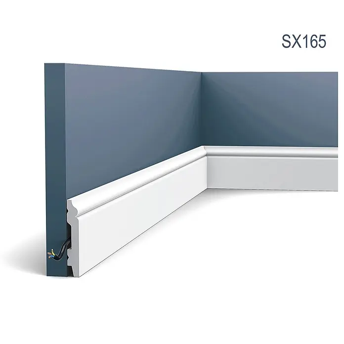 Orac Zierleiste SX165 AXXENT Zierleisten 1 Karton SET 2 Stuckleisten 4 m - leicht, extrem formstabil, stoßfest - Weißes Zierleistenprofil (SX165) mit Kabelkanal, an blauer Wand montiert, Kabel im Inneren sichtbar.