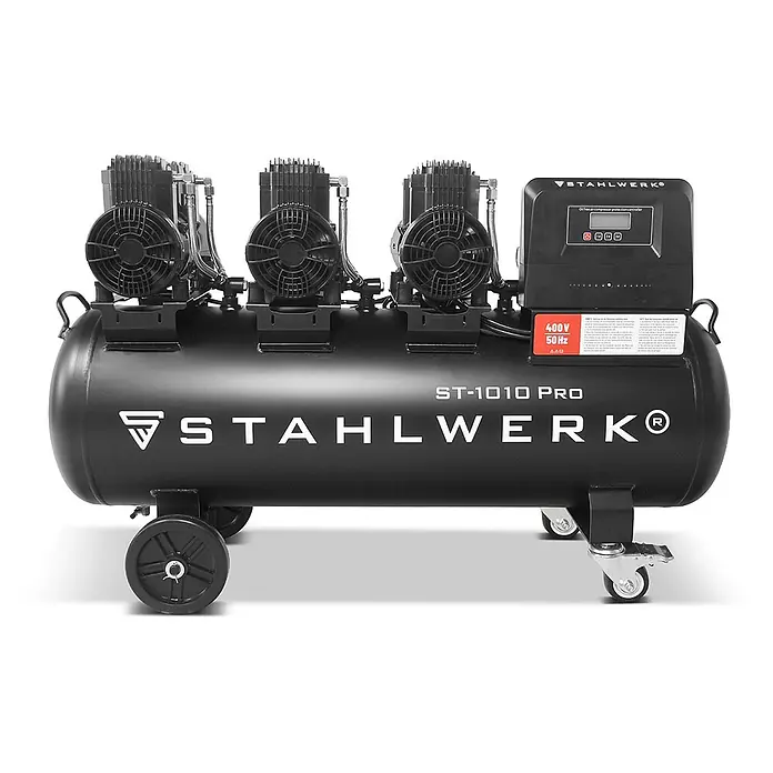 STAHLWERK Kompressor ST-1010 Pro - Max. Druck: 10 bar, 120 l, Schmierung: Ohne - Schwarzer STAHLWERK ST-1010 PRO Kompressor mit drei Motoreinheiten, Bedienfeld und Rädern.