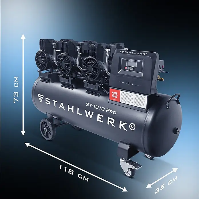 STAHLWERK Kompressor ST-1010 Pro - Max. Druck: 10 bar, 120 l, Schmierung: Ohne - Schwarzer STAHLWERK ST-1010 PRO Luftkompressor mit vier Kompressoreinheiten, Bedienfeld und Rädern, mit Maßen dargestellt.