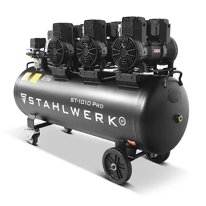 STAHLWERK Kompressor ST-1010 Pro - Max. Druck: 10 bar, 120 l, Schmierung: Ohne - Ein schwarzer, horizontaler Kompressor mit großem Tank, mehreren Pumpen und Rädern für Mobilität.
