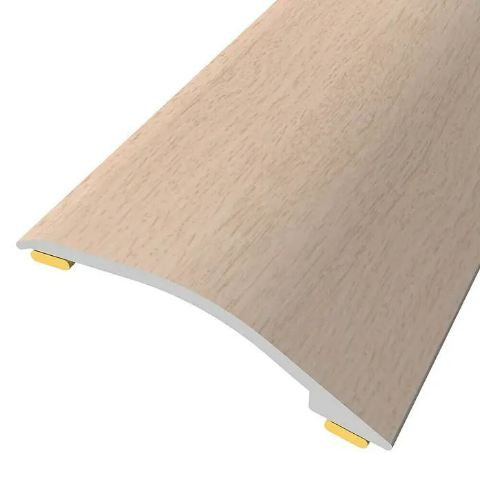 Baglinox Perfil de transición inclinado Roble - D3 - 90 cm x 38 mm, Pegado - Primer plano de un umbral de puerta con decoración de madera clara y herrajes de montaje. Ideal para transiciones entre suelos.