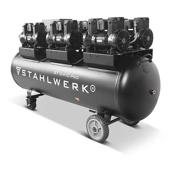 STAHLWERK Kompressor T-2410 Pro - Max. Druck: 10 bar, 240 l, Schmierung: Ohne - Schwarzer horizontaler Luftkompressor mit mehreren Pumpeneinheiten, Rollen und STAHLWERK ST-2410 PRO Aufschrift.