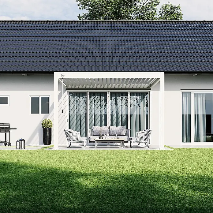 Weide Terrassenüberdachung WE-A-D-3036-WSS - B x T: 360 m x 300 cm - Eine moderne weiße Pergola erstreckt sich vom Haus, überdacht eine Terrasse mit grauen Gartenmöbeln und grünem Rasen.