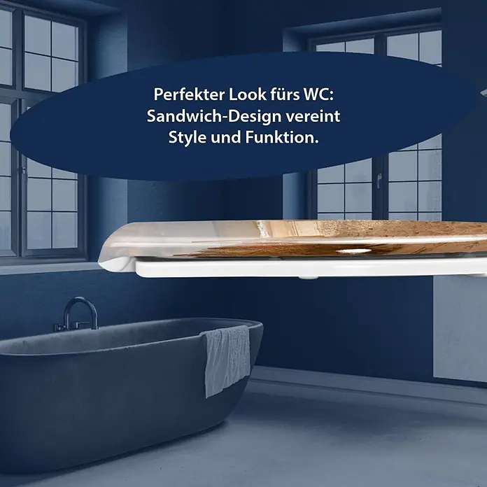 Poseidon WC-Sitz Playa - Duroplast, Beige/Braun, Mit Absenkautomatik - Toilettensitz mit Sandwich-Design und Strandmuster, in einem modernen Badezimmer installiert.