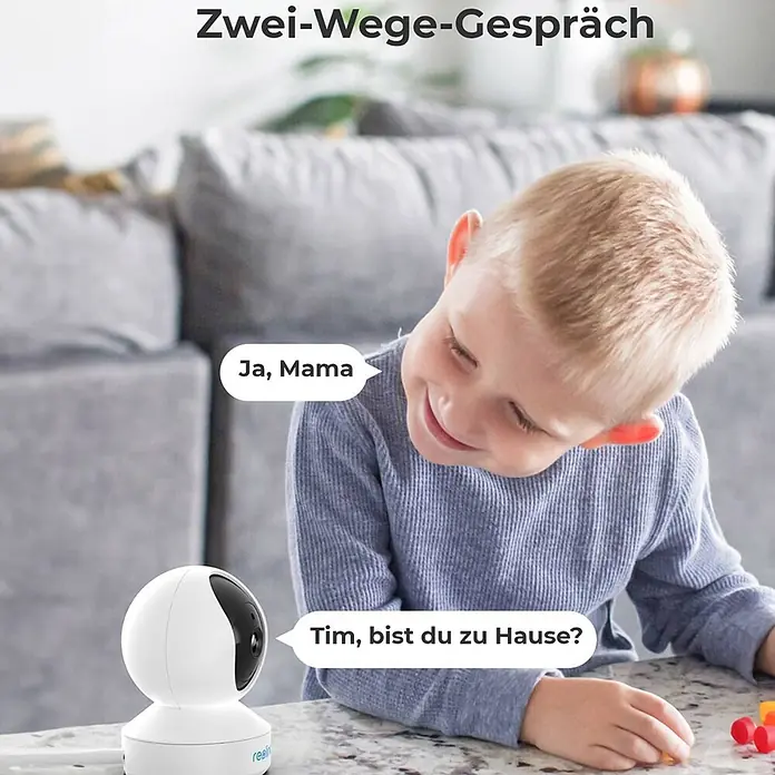 Reolink Überwachungskamera E330 5 MP WLAN -  - Weiße Überwachungskamera ermöglicht Zwei-Wege-Kommunikation mit einem lächelnden Kind.