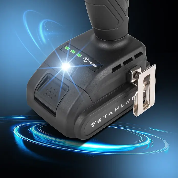 STAHLWERK Akku-Schlagschrauber ADS-190 ST - 20 V, 1 Akku, 2 Ah, 190 Nm - Schwarzer Elektrowerkzeug-Akku mit heller LED, grüner Ladeanzeige und Gürtelclip vor dynamischem blauen Hintergrund.