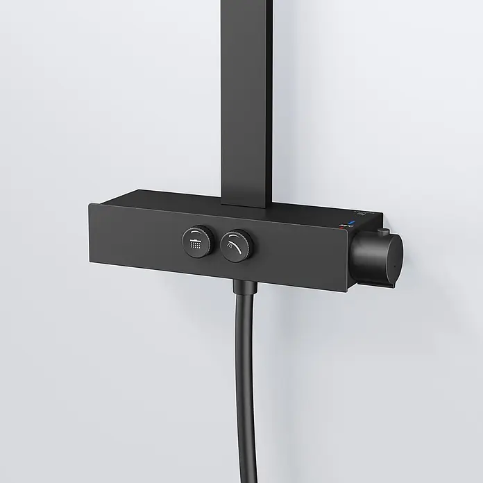 Vola Duschsystem -  - Mattschwarzer Thermostat-Duschmischer mit zwei Bedienknöpfen für Wasserdurchfluss und Temperatur (38°C Markierung), verbunden mit einem schwarzen Duschschlauch.