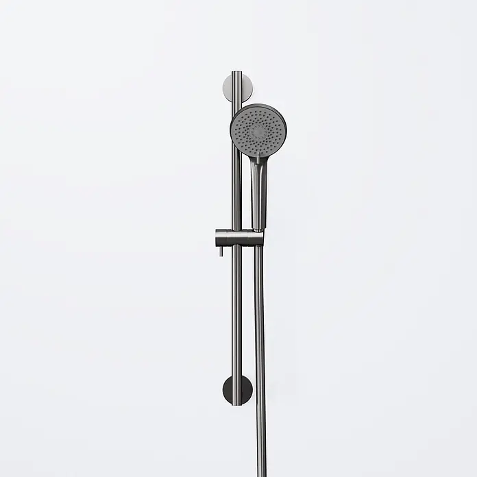 Vola Duschsystem -  - Handbrause aus gebürstetem Metall mit dunkelgrauer Düse an einer Duschstange.