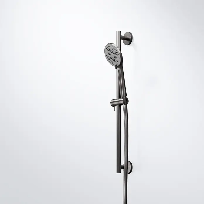 Vola Duschsystem -  - Dunkelgraue Metallic-Handbrause an einer Duschstange.