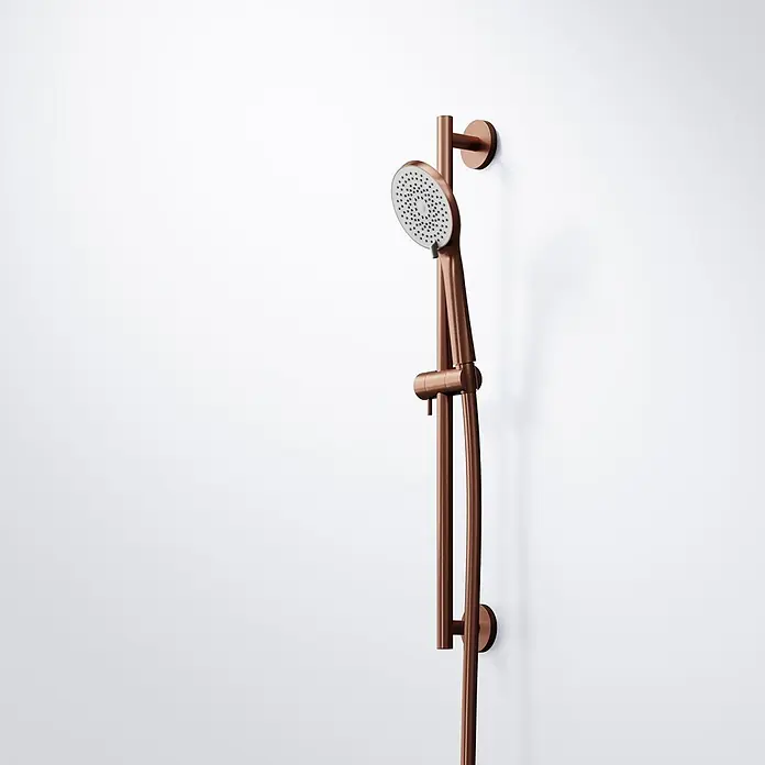 Vola Duschsystem -  - Gebürstetes Kupfer Duschsystem an der Wand montiert.