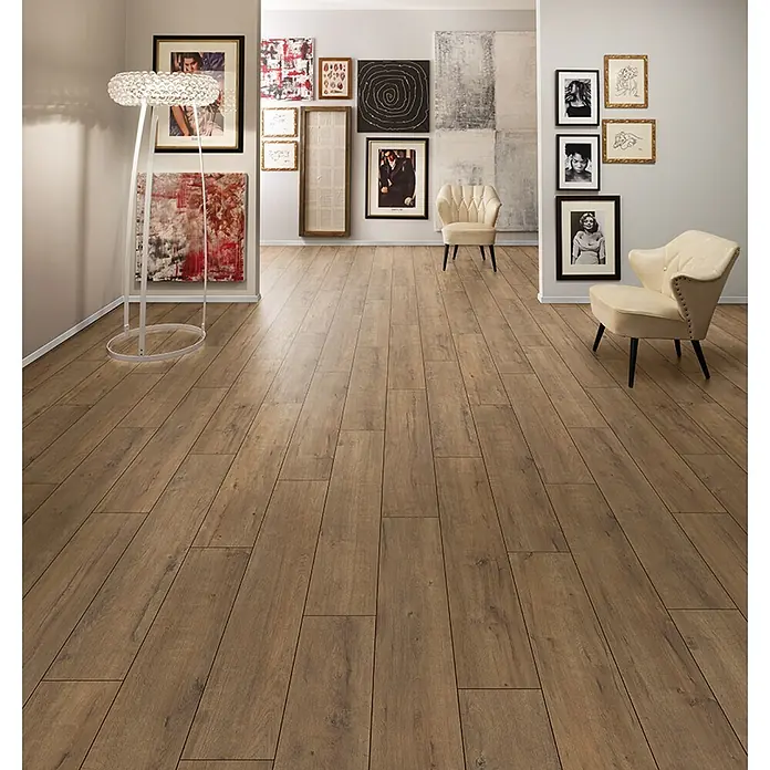 Krono Original Laminat Super Natural - Fawn Apollo Oak, Landhausdiele, 1.288 x 195 x 8 mm - Warmer brauner Holzboden in einem geräumigen, modernen Zimmer, zeigt natürliche Dielenmuster und Textur.