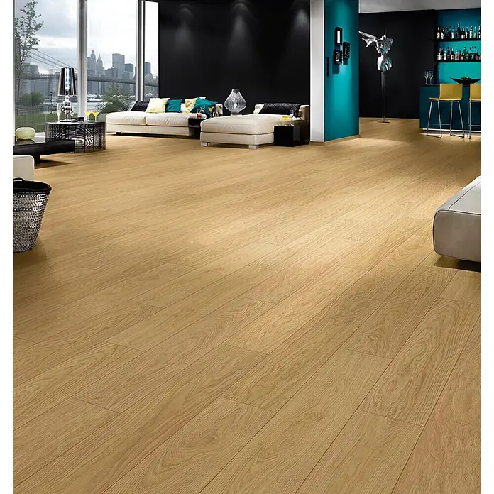 Krono Original Laminat Atlantic 7 - Gold Fiordaliso Oak, Landhausdiele, 1.288 x 195 x 7 mm - Hellebraune Holzfußbodendielen in einem großen, modernen Wohnzimmer verlegt.