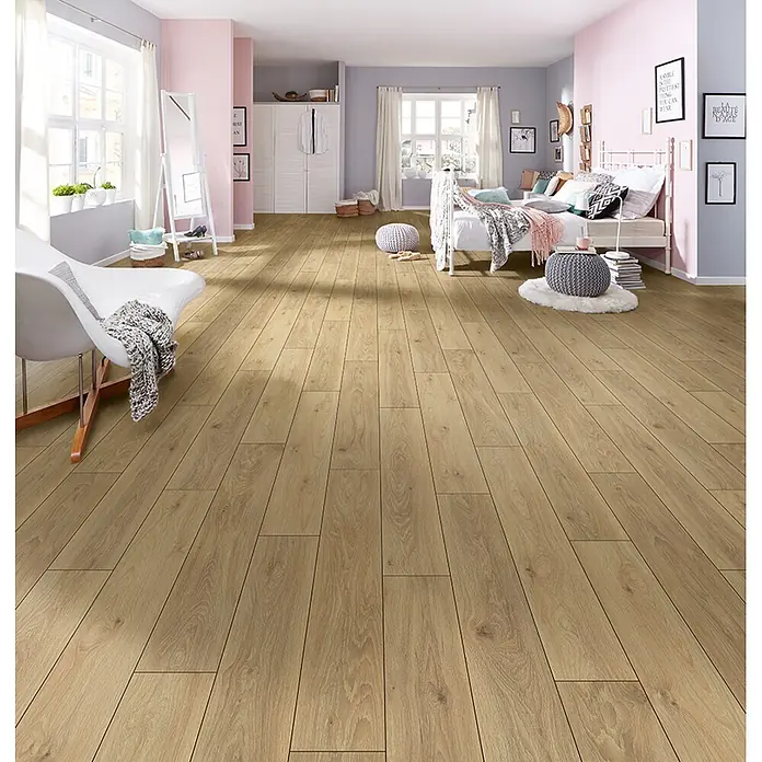Krono Original Laminat Super Natural - Wheat Pistachio Oak, Landhausdiele, 1.288 x 195 x 8 mm - Heller Laminatboden in Naturholzoptik, verlegt in einem modernen Schlafzimmer.