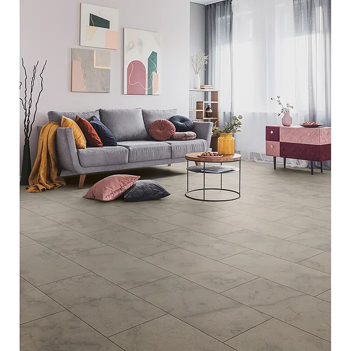 Krono Original Laminat Atlantic 8 - Dovetail Arosa, 638 x 330 x 8 mm - Helle graue rechteckige Bodenfliesen in einem modernen Wohnzimmer.