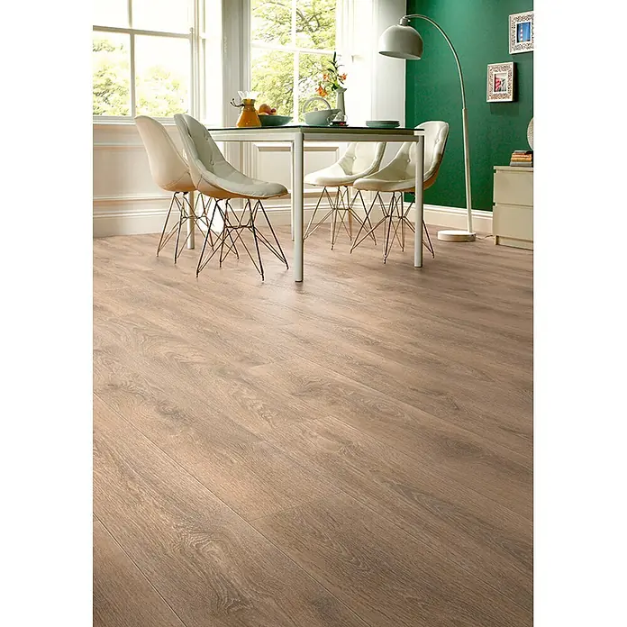 Krono Original Laminat Super Natural - Blonde Oak, Landhausdiele, 1.288 x 195 x 8 mm - Hellbraune Holzbodenoptik-Dielen in einem Esszimmer verlegt.
