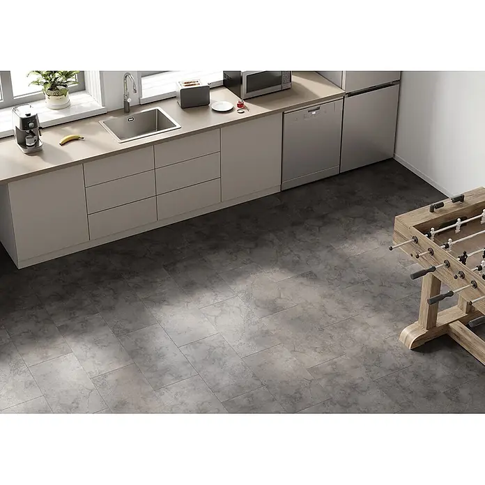 Krono Original Laminat Atlantic 8 - Fossil Arosa, 638 x 330 x 8 mm - Dunkelgraue Betonoptik-Bodenfliesen in einer modernen Küchenumgebung.