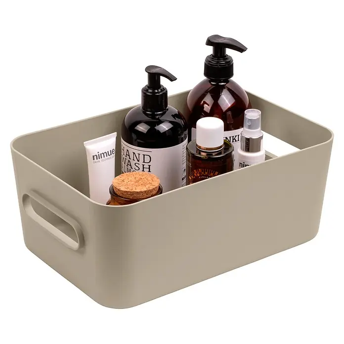 SmartStore Aufbewahrungsbox Comfort M - L x B x H: 29,5 x 19,5 x 12 cm, Kunststoff, Moss, 5,3 l - Helle beige Aufbewahrungsbox aus Kunststoff mit Griffen, die verschiedene Kosmetikflaschen und eine Tube enthält.