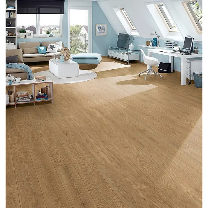 Krono Original Laminat Atlantic 7 - Wheat Cornforth Oak, Landhausdiele, 1.288 x 195 x 7 mm - Hellbrauner Holzfußboden in einem hellen, modernen Wohn- und Arbeitsbereich.