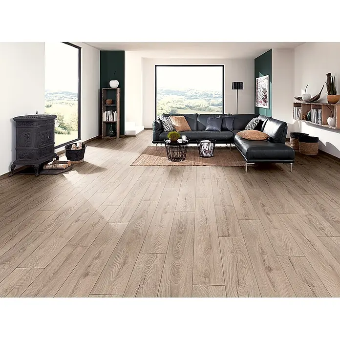 Krono Original Laminat Atlantic 8 - Mushroom Carpenter Oak, Landhausdiele, 1.288 x 195 x 8 mm - Heller Holzboden in einem geräumigen, modernen Wohnzimmer.